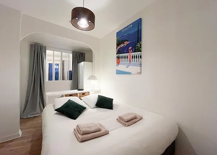 Le Coeur Battant De - Marche, Stade, Port A Deux Pas Τουλόν